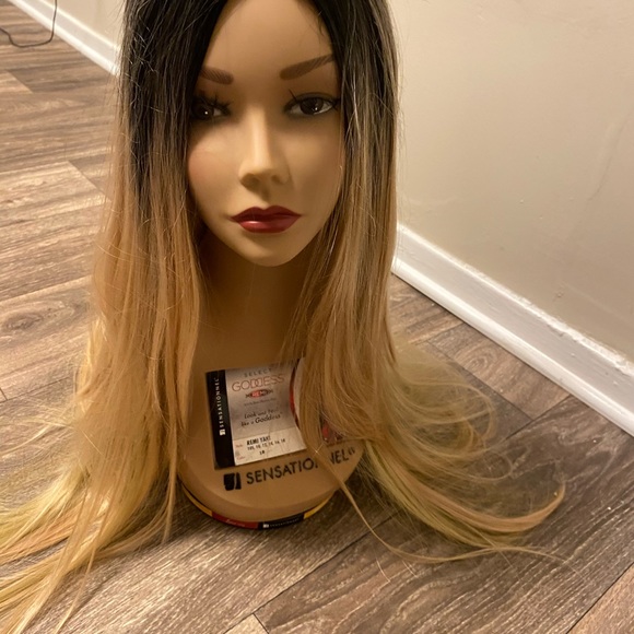 Woman’s synthetic blonde straight wig - Picture 6 of 8